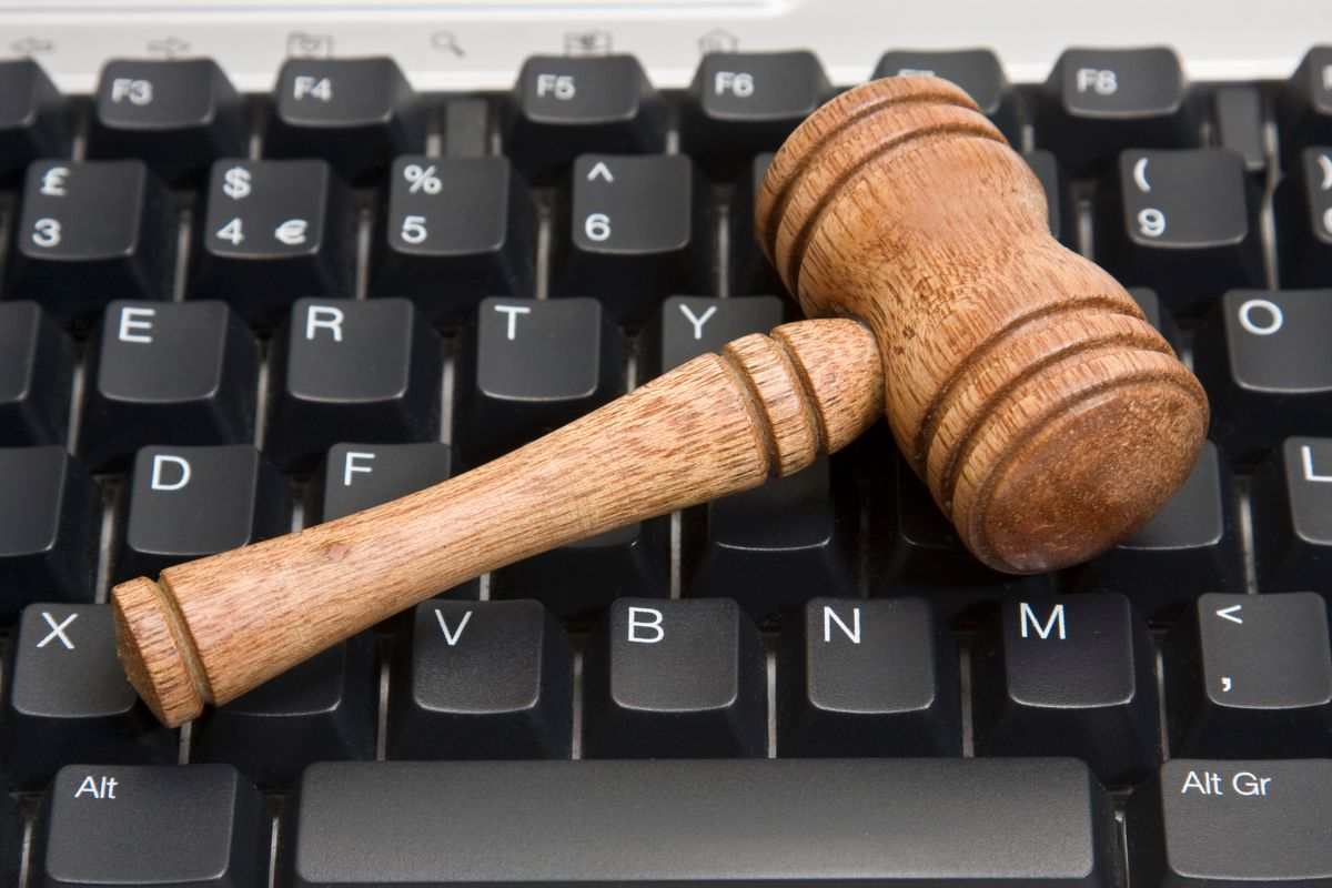 tastiera computer con battitore d'asta