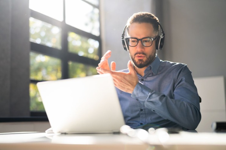 persona che lavora al computer