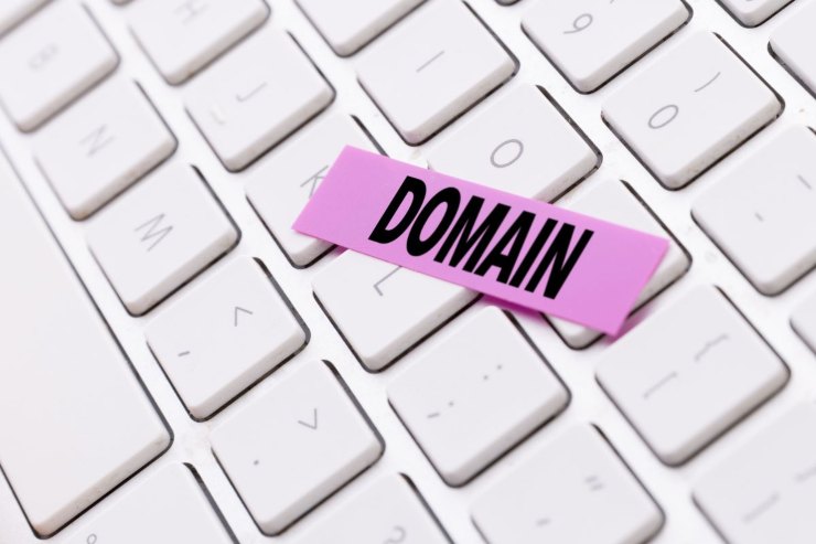 scritta domain su tastiera pc