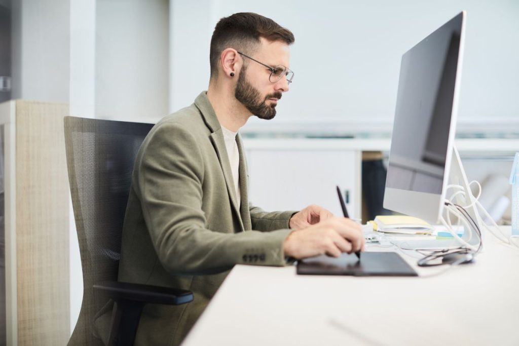 persona davanti al computer che lavora