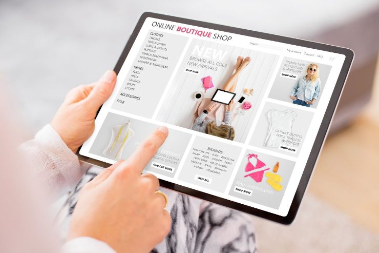 tablet con e-shop aperto