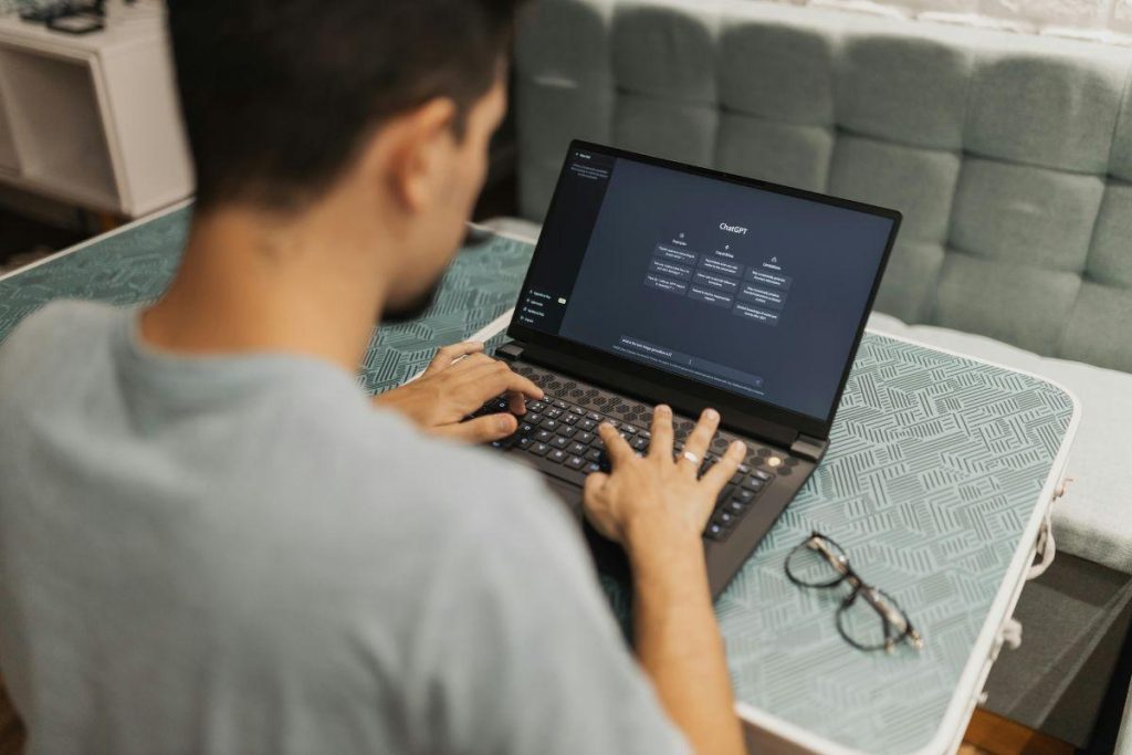 persona di spalle al computer