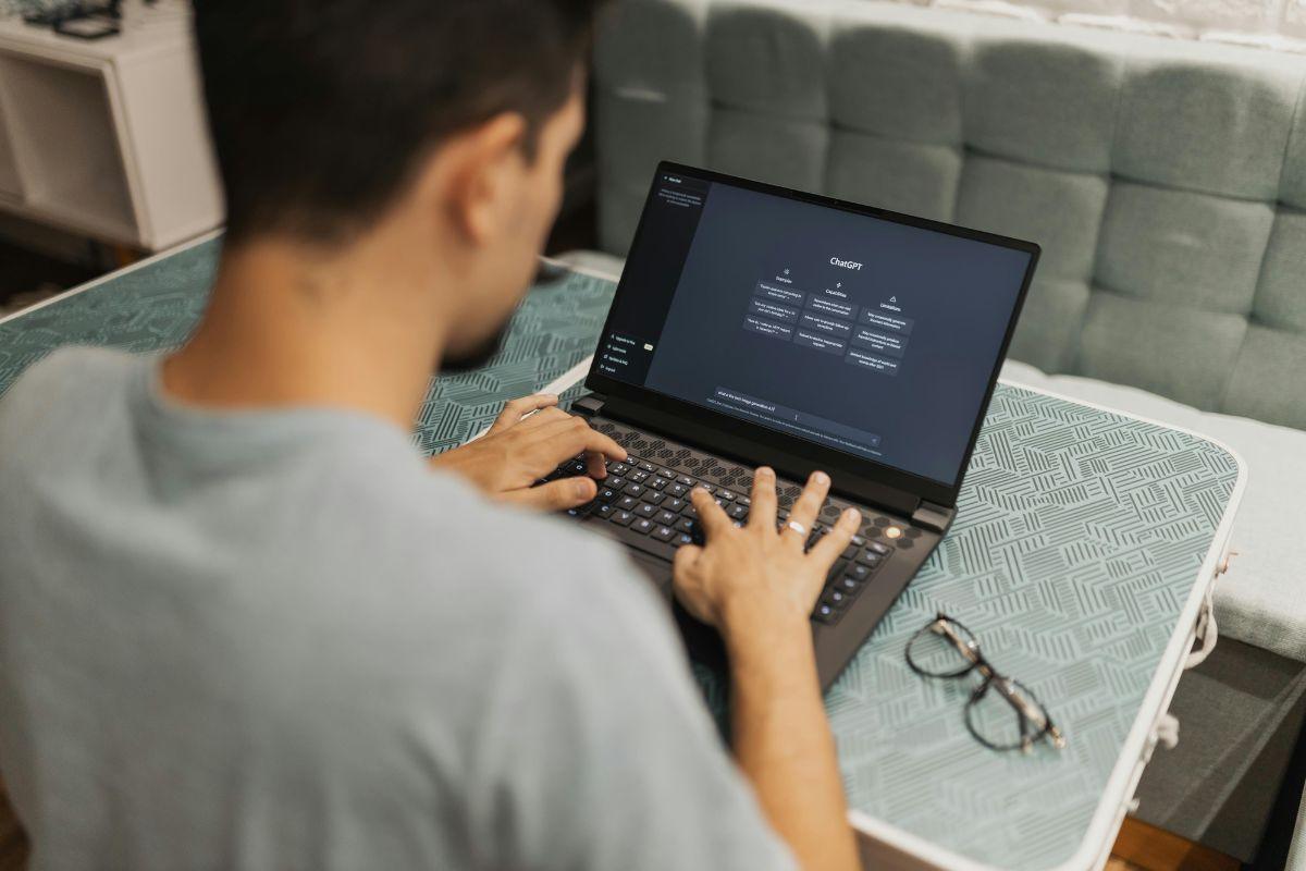 persona di spalle al computer