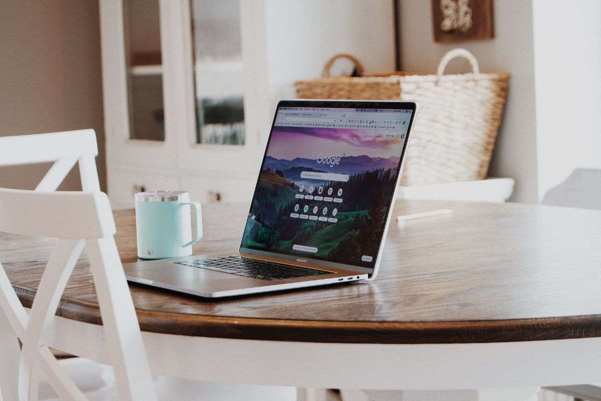 laptop su tavolo
