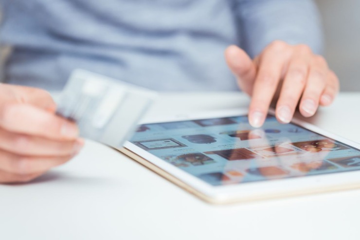 persona che usa tablet