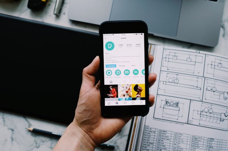smartphone con pagina Instagram