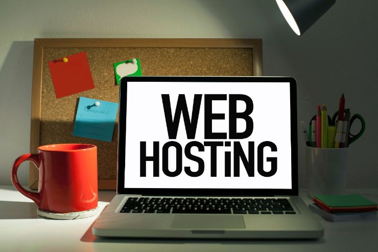 laptop con scritta web hosting